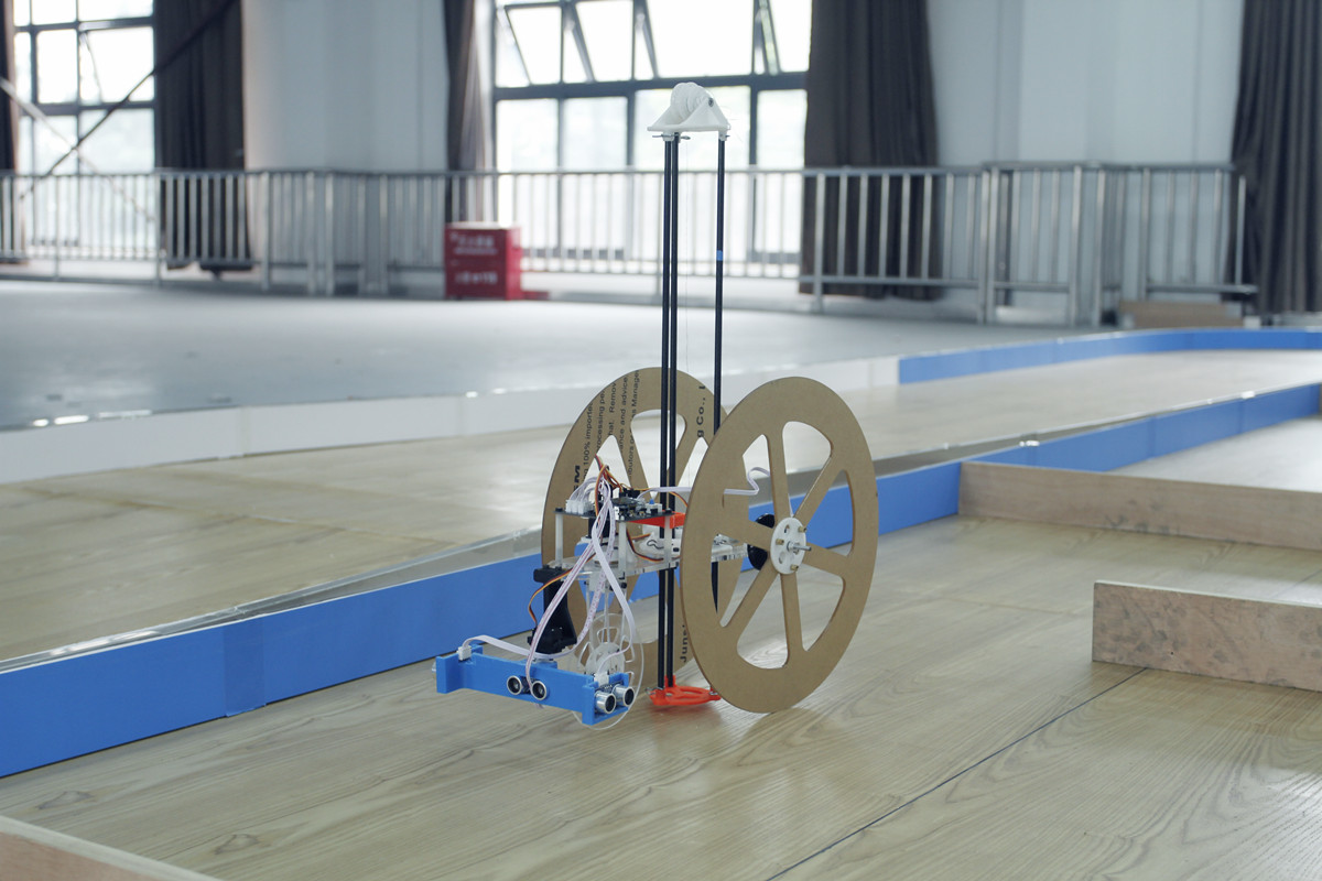 球王会官网团队设计的重力势能驱动的自控行走小车