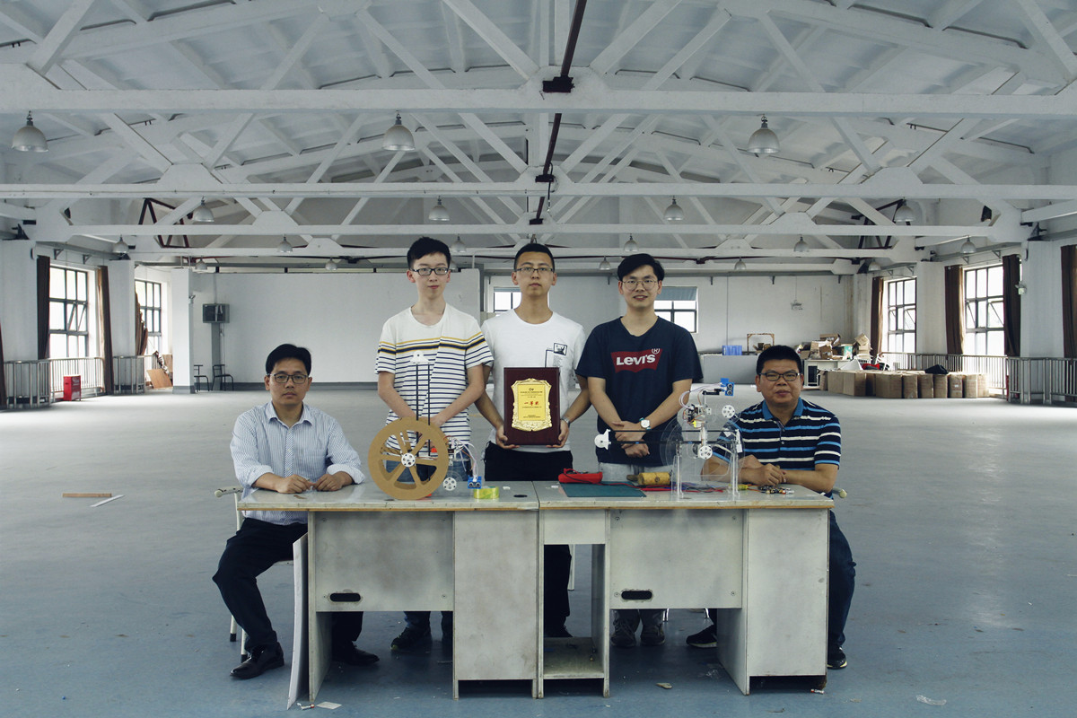 球王会官网-1队队员和指导老师们合影